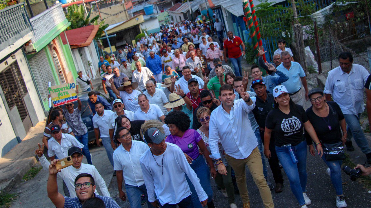 TRIFULCA entre supuestos simpatizantes del oficialismo y de Carlos Prosperi en Trujillo (videos)