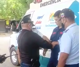 Paramédico terminó esposado por Cpbez que le ordenó trasladarlo sin permiso en la ambulancia
