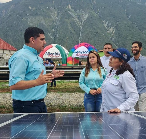 Gobierno venezolano inaugura primera planta pública de placas solares