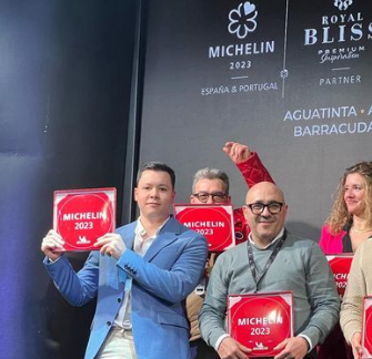 El chef marabino Luis Alfonso Ojeda recibe la placa oficial de la Guía Michelin en España