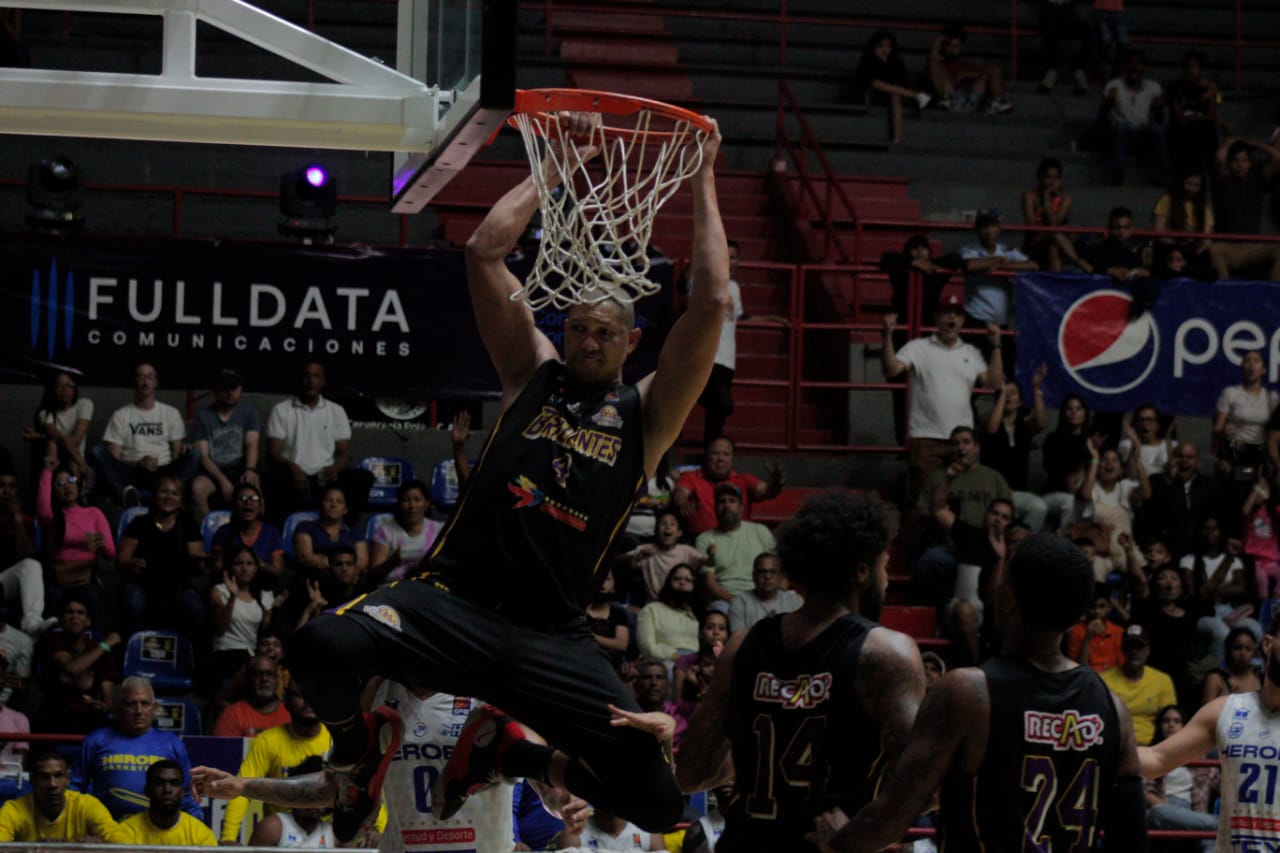 Brillantes se impone 78-76 sobre Héroes con doble doble de Miguel Marriaga