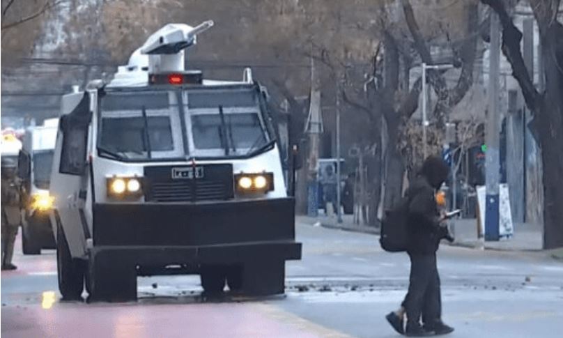 Policía chilena arrolló a estudiante con un vehículo pesado durante protesta (+video)