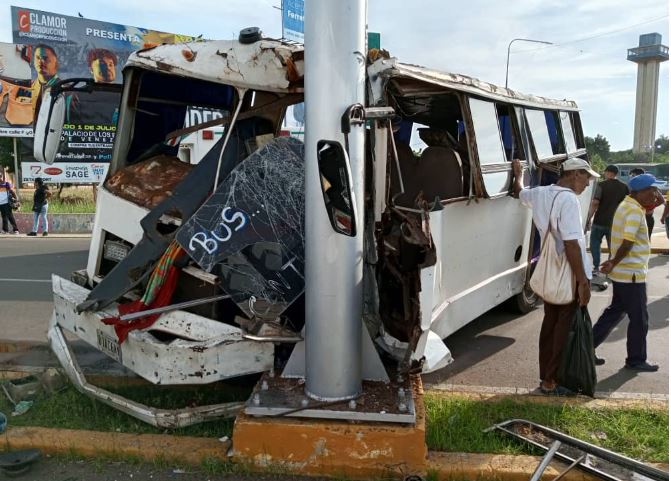 Herido de gravedad conductor del espantoso choque