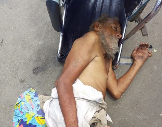 Abuelo agoniza en parada de buses en el Centro de Maracaibo