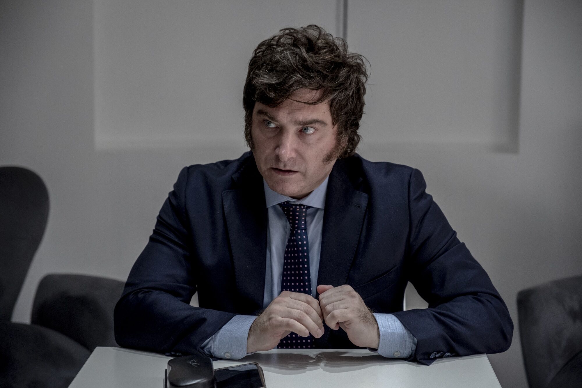 Javier Milei sorprende y gana las primarias en Argentina