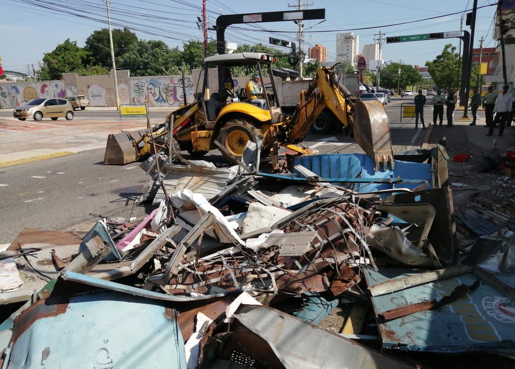 Alcaldía de Maracaibo desinstaló 15 kioscos abandonados en las aceras de la ciudad con el Plan Vamos a Poner Orden