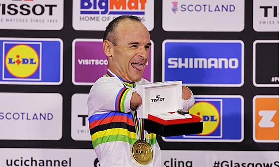 Ciclista paralímpico sin manos fue premiado con un reloj de pulsera en el Mundial de Glasgow (Video)
