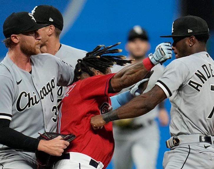 Tim Anderson recibe más juegos de suspensión que José Ramírez por su pelea