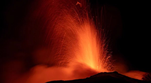 Erupción del Etna causa cierre del aeropuerto de Catania en Sicilia