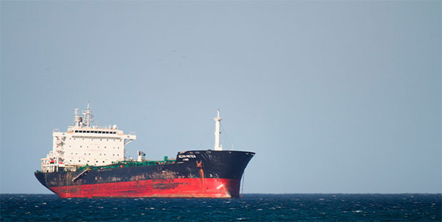 Pdvsa recibió 260 mil barriles de nafta enviado por ENI y Repsol, que se mezclará con gasolina para aliviar la escasez