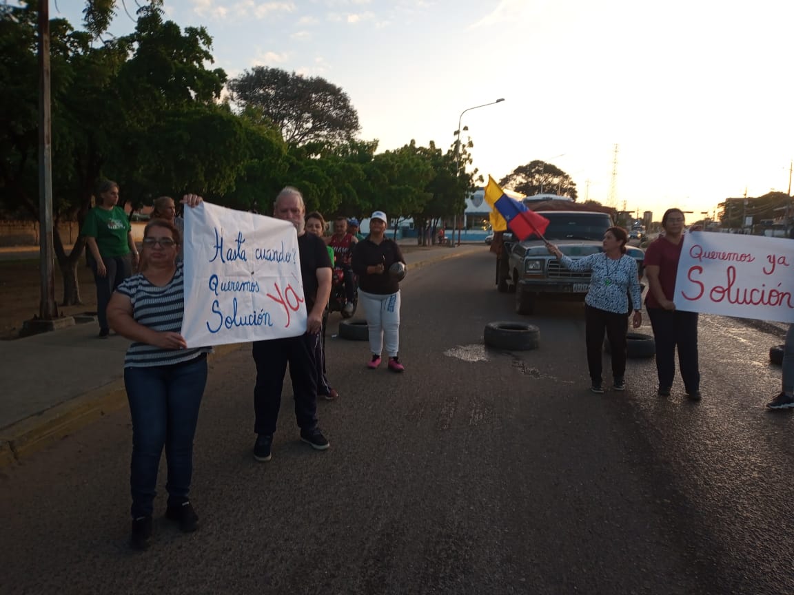 Desborde de aguas cloacales ahoga a vecinos de la urbanización La Rotaria