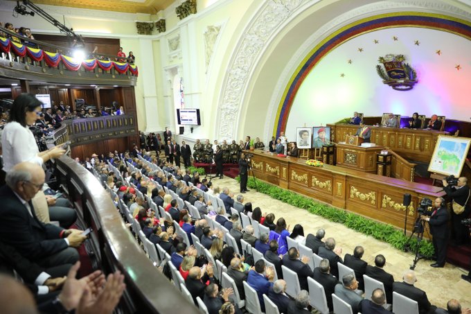 Maduro se toma una manzanilla durante la alocución y afirma que está 