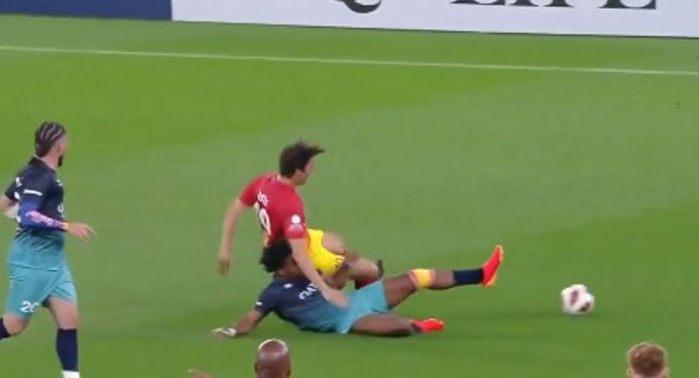 Casi lesionan a Kaká durante un juego benéfico (Video)