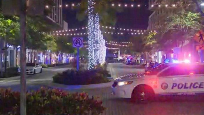 Dos muertos y siete heridos durante tiroteo en centro comercial del Doral , Miami