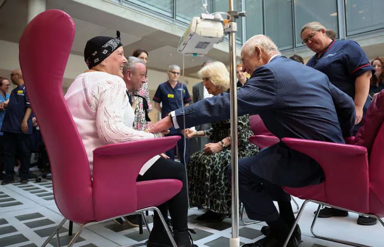 Así fue la llegada del rey Carlos III a un centro contra el cáncer en Londres (+Video)