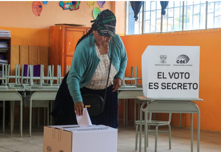 Ecuatorianos participan en consulta popular promovida por Noboa