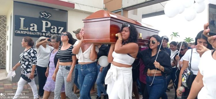 Con globos blancos, familia y allegados despidieron a Landy Párraga, ex miss acribillada en Ecuador (+Video)