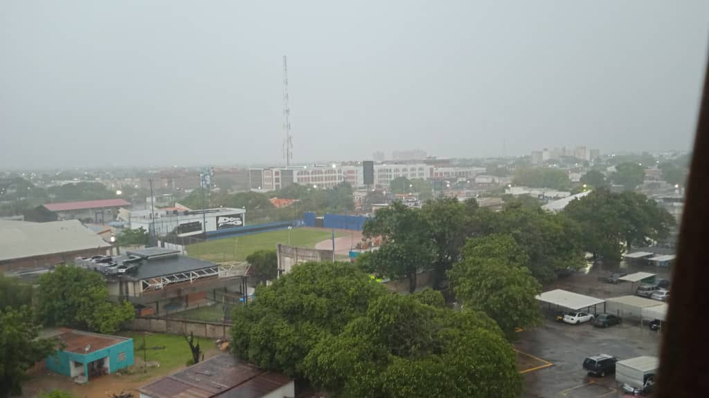 Cae tremendo palo de agua en Maracaibo 