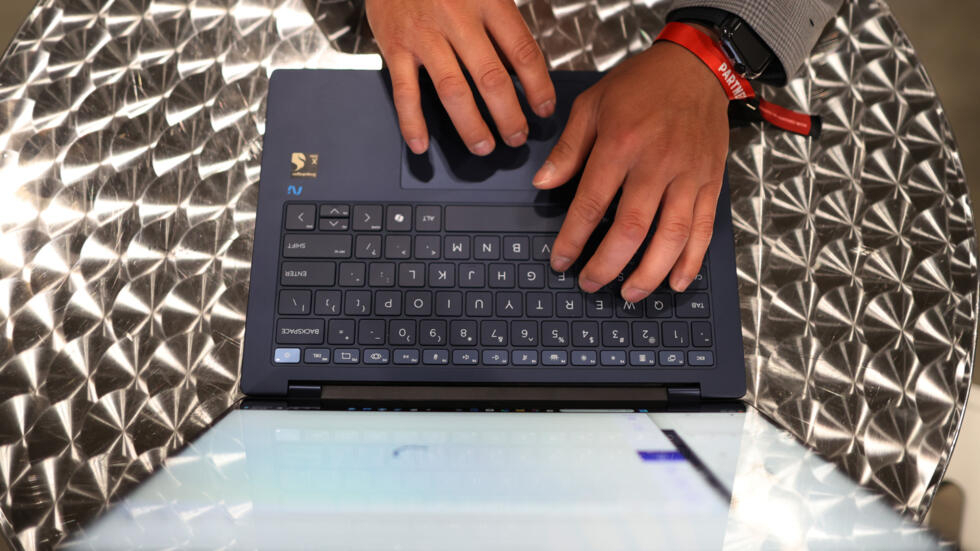 Botan a trabajadores en EEUU por aparentar laborar en el tecleado