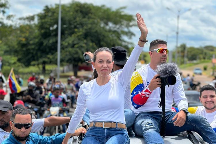 María Corina llega a El Callao en su recorrido por el estado Bolívar