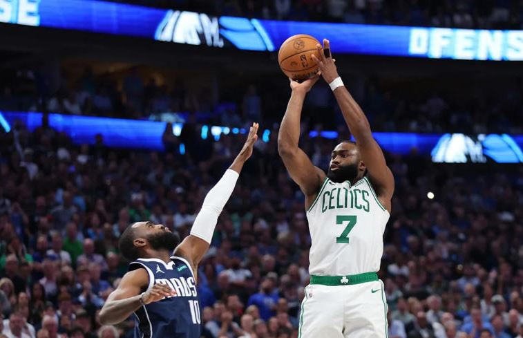 Celtics se impone ante Mavericks y se coloca a un paso del título