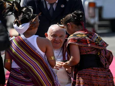 Papa Francisco lleva su cercanía a niños con graves discapacidades en Dili