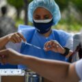 EEUU deja de recomendar vacuna de covid-19 a niños y embarazadas
