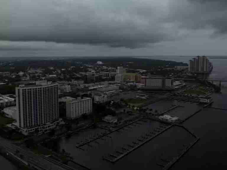 Más de 30 mil refugiados por el huracán Milton que empieza a sentirse en Florida