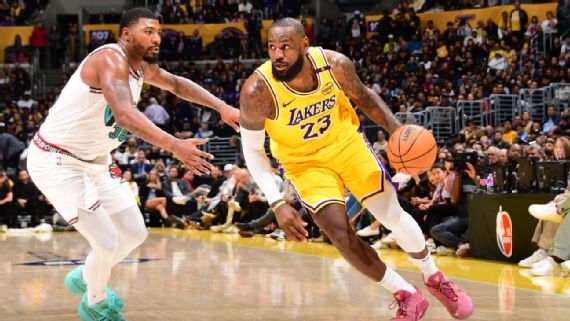 LeBron James brilló con un triple-doble en la victoria de Lakers. Foto: RRSS