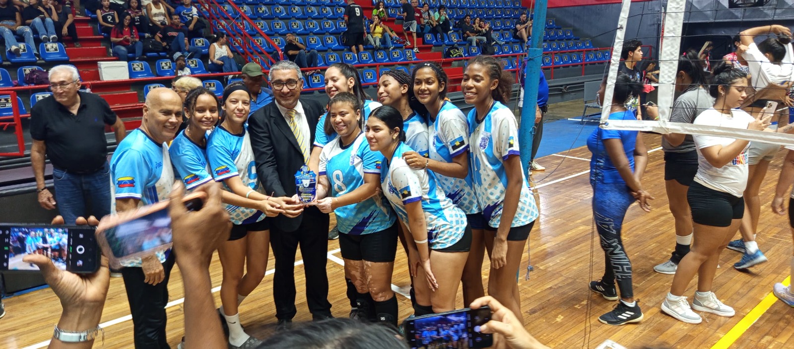 Equipo de la casa gana copa LUZ de voleibol en libre A femenino