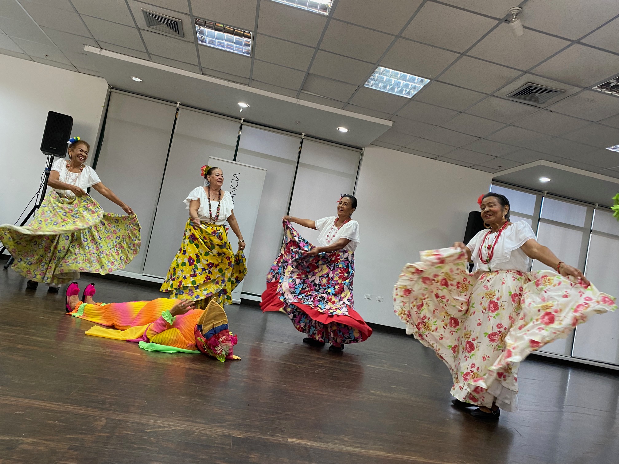 Celebran el XVII Aniversario de danzas nacionalistas de la tercera edad Rompiendo Cadenas