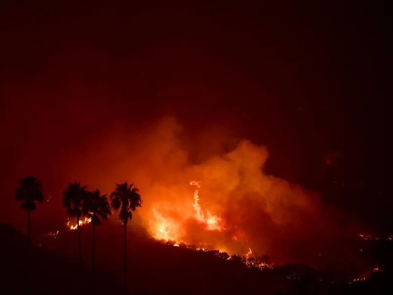 Incendio forestal se salió de control y amenaza a la exclusiva Malibú, en EE.UU.