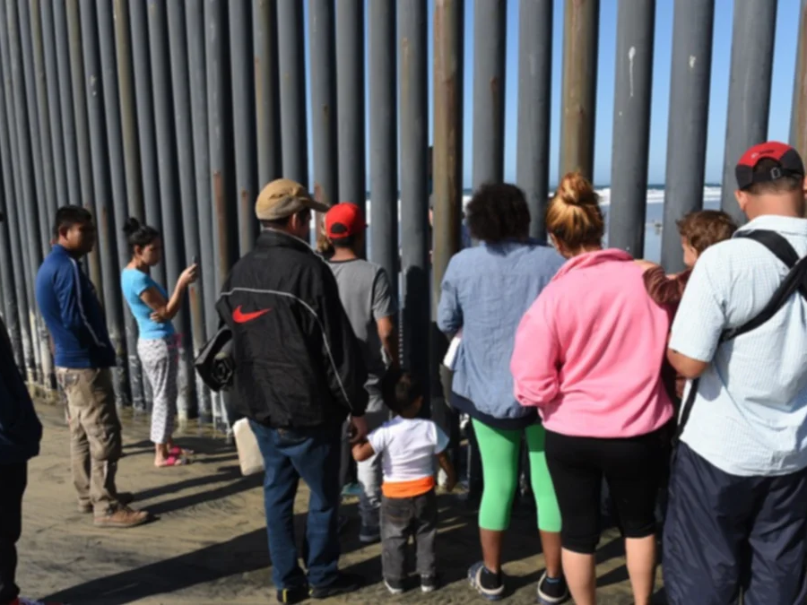 Proponen una ley para pagar $1.000 a personas que reporten a migrantes indocumentados en EEUU