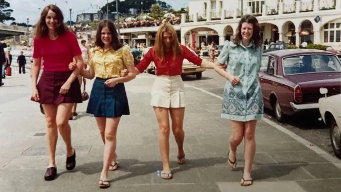 Un grupo de amigas recrea foto de sus vacaciones 50 años después