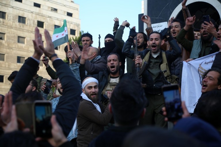 Los insurgentes anuncian un toque de queda en Damasco de 13 horas tras controlar la capital de Siria y derrocar a Al-Asad