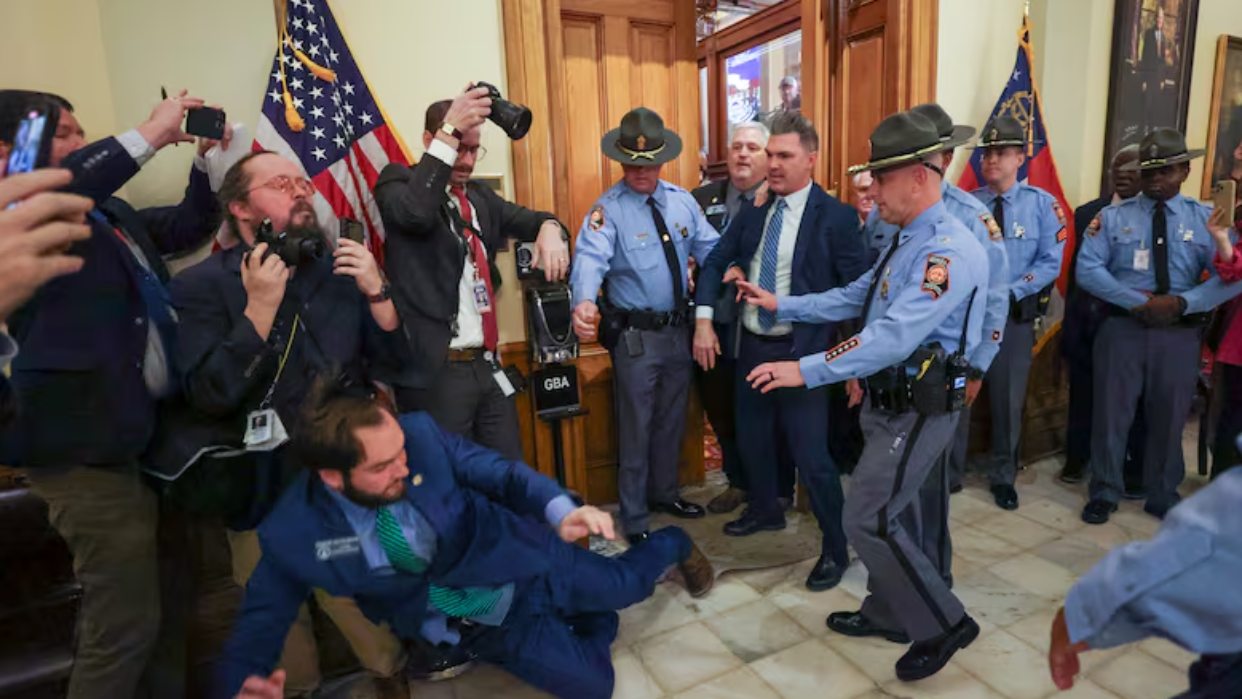 Senador partidario de Trump fue tumbado de un puñetazo por supuesta provocación de disturbio en el Capitolio