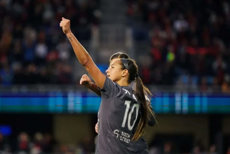 Deyna Castellanos firma contrato con el Portland Thorns de la MWSL