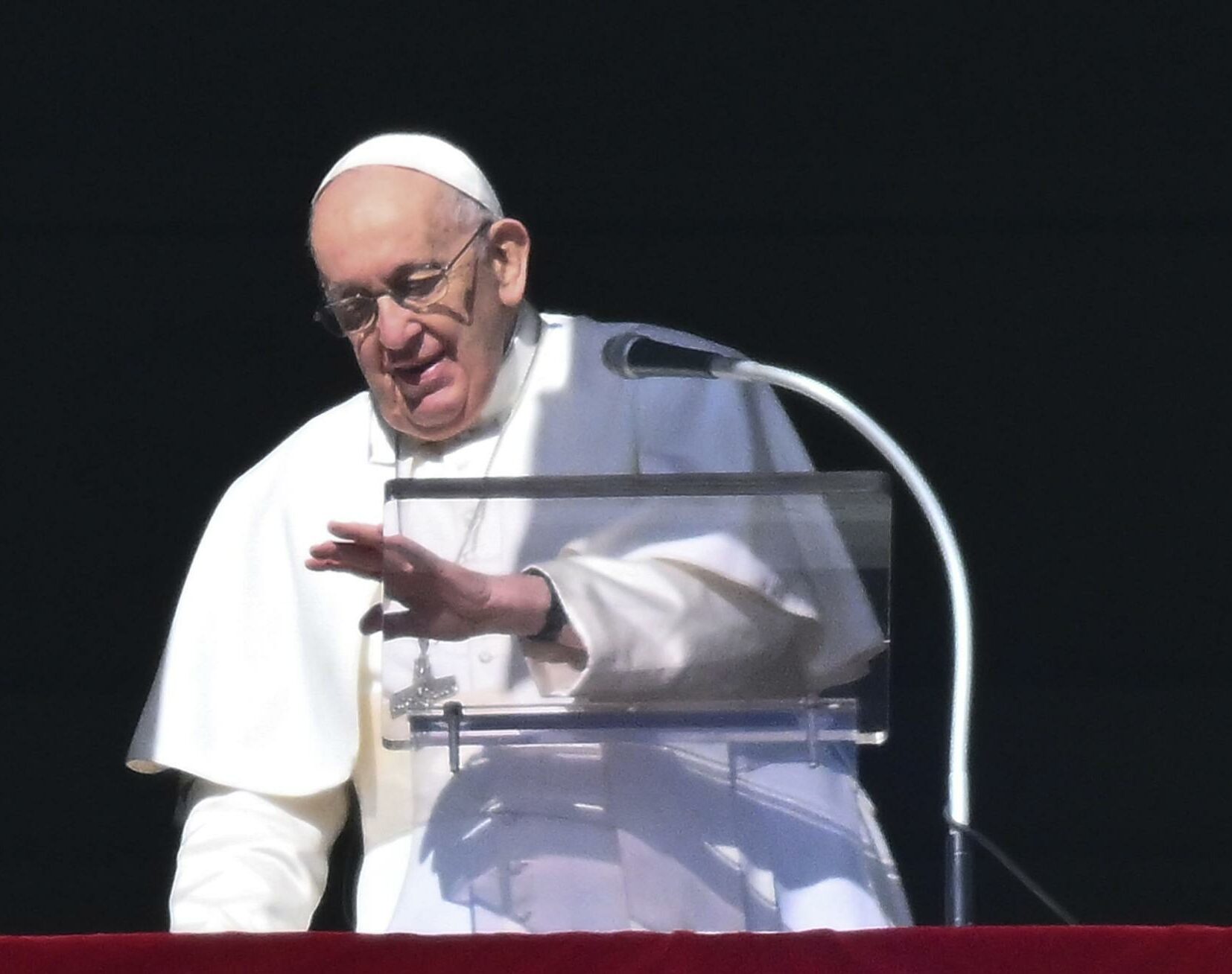 La salud del Papa afectada por fuerte bronquitis: Continuará su agenda en su residencia hasta el sábado