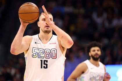 Jokic se lució con récord histórico en triunfo de Nuggets ante Suns