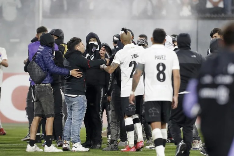 La ANFP anuncia sanciones de hasta 18 años para fanáticos que invadieron el Monumental de Chile