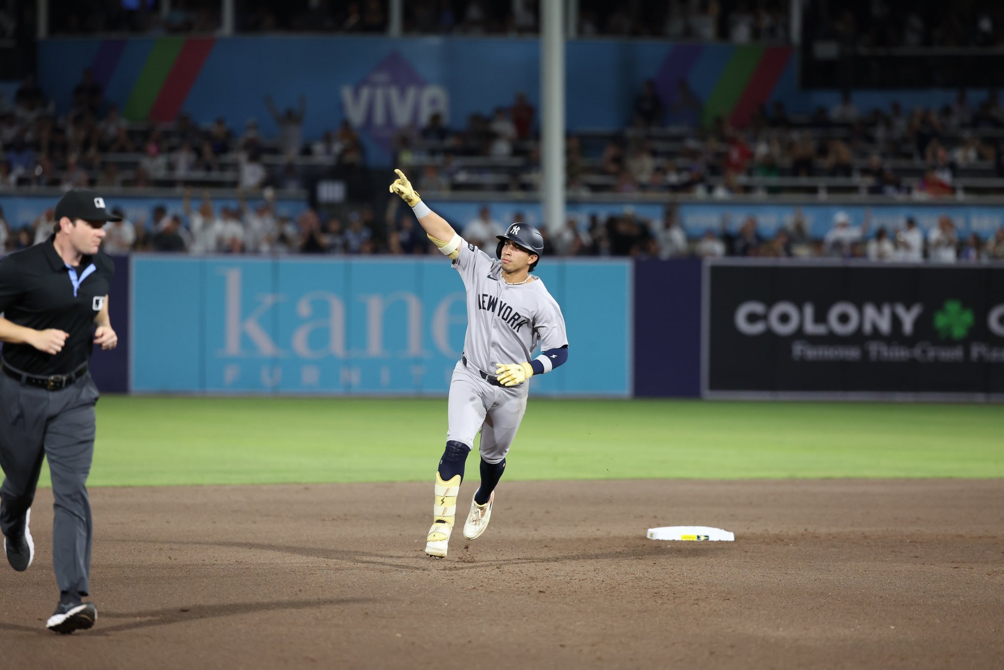 Oswaldo Cabrera conectó su primer cuadrangular de la temporada