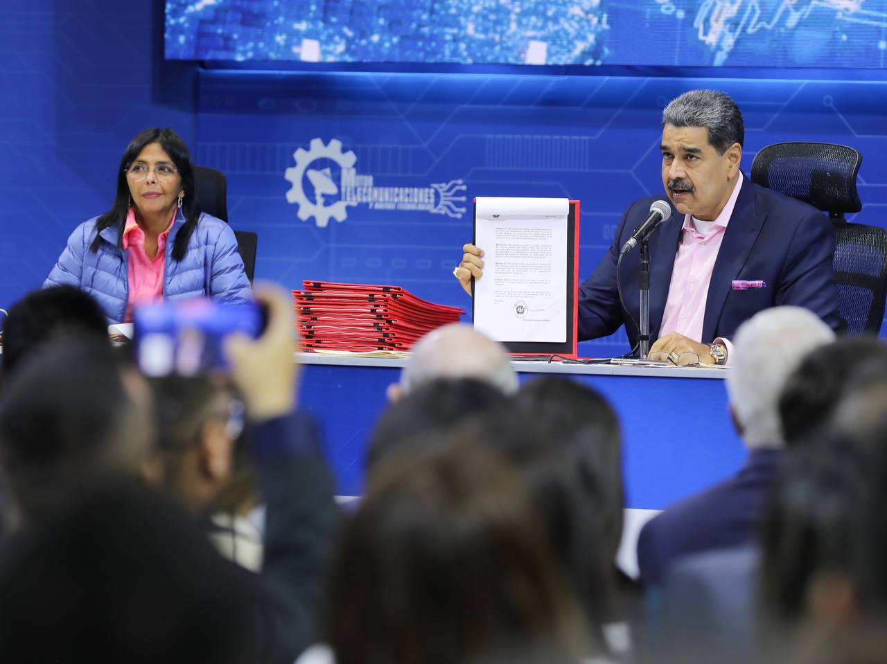Nicolás Maduro firmó decreto de emergencia económica