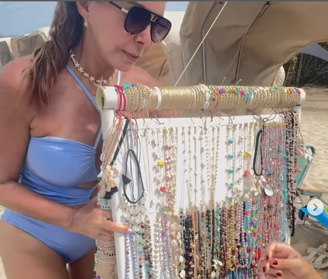 Viviana Gibelli admira el emprendimiento de zuliana en las playas de Margarita
