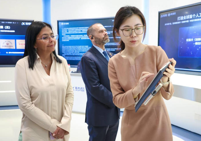 Delcy Rodríguez sostuvo encuentros con directivos de CNPC y una empresa de IA