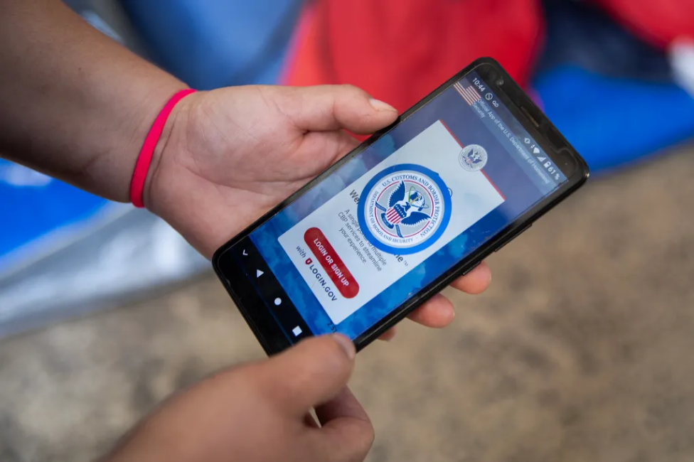 EEUU revoca estatus legal de migrantes que ingresaron a través de la aplicación CBP One