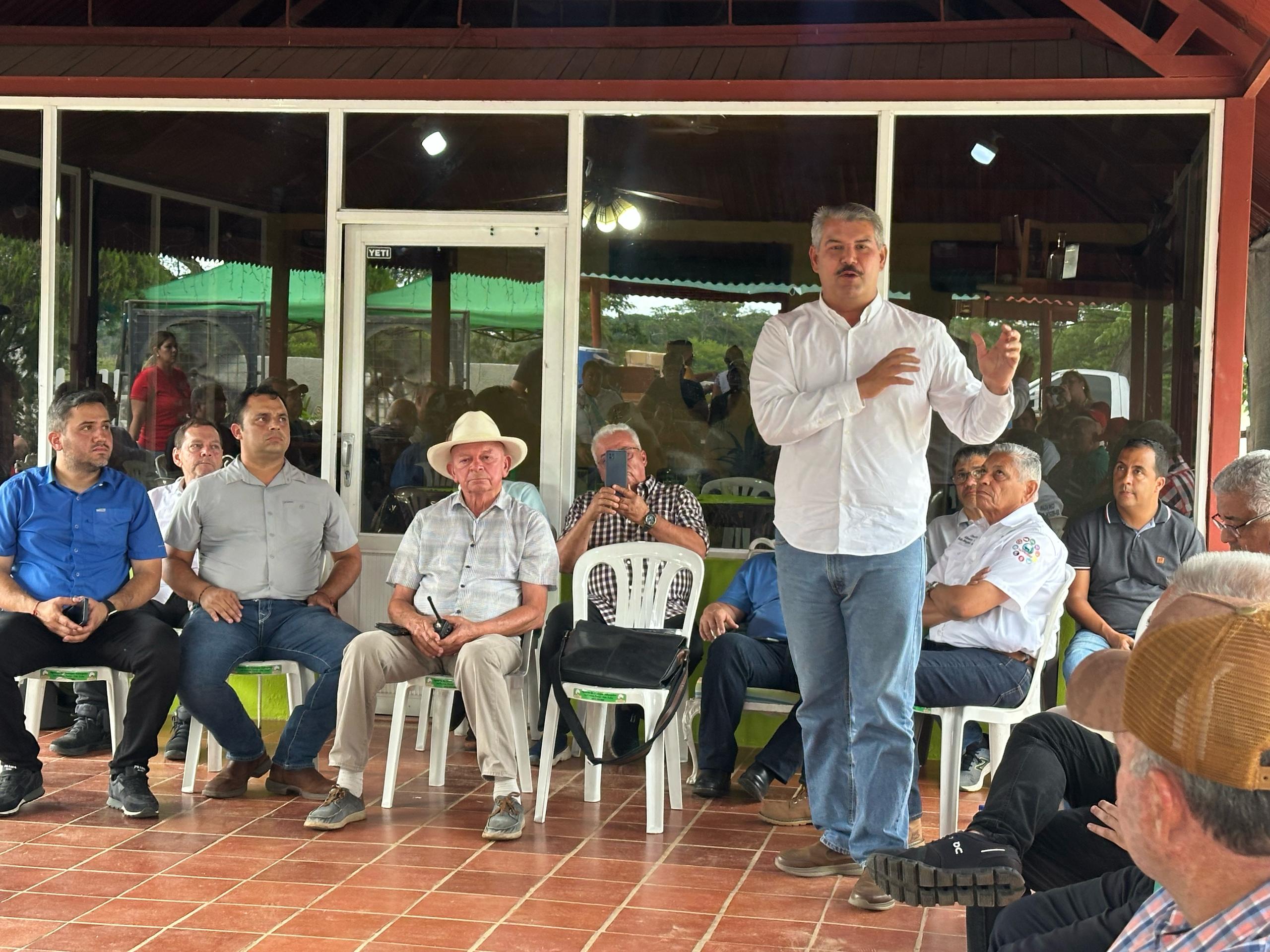 Luis Caldera sostuvo encuentro con ganaderos de Machiques y Rosario de Perijá