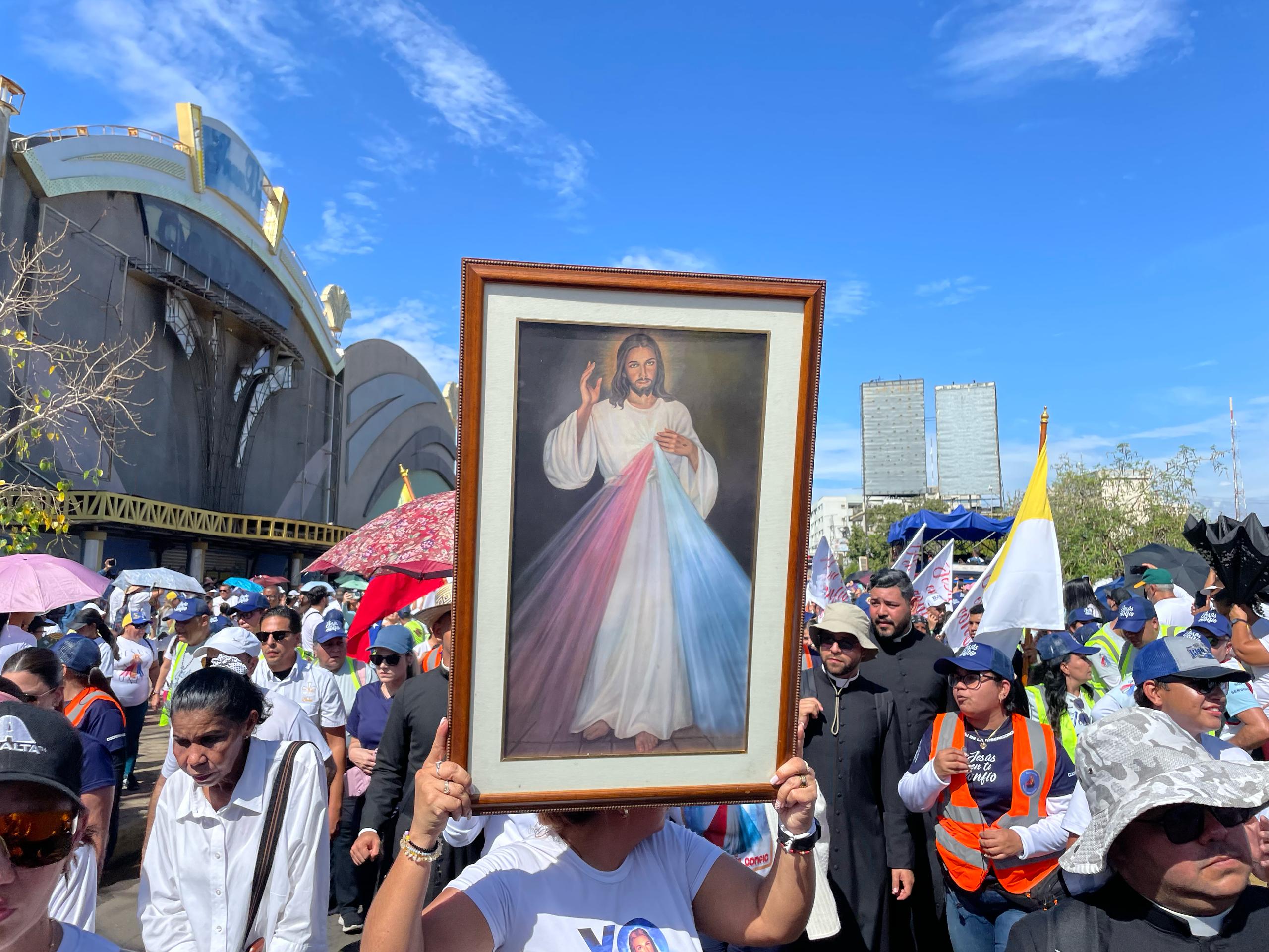 Dominando el inclemente sol y calor, un “río humano” se “desbordó” en la 5 de Julio: Procesión de Jesús de la Misericordia