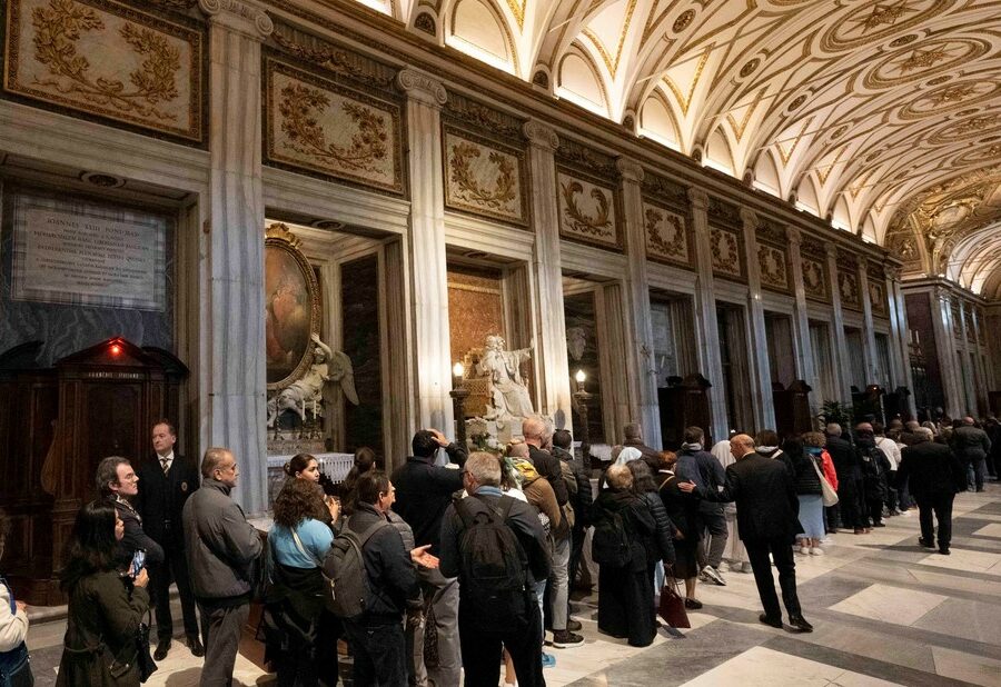 Cientos de personas visitan la tumba del papa Francisco este domingo 27-Abr