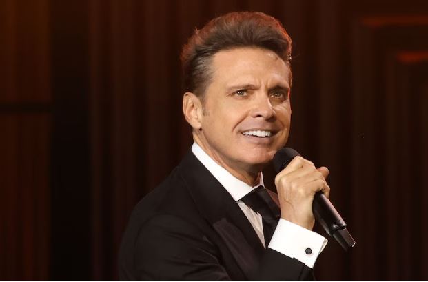 Luis Miguel celebró sus 55 años junto al amor de su vida