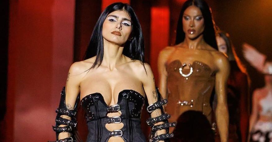La modelo y ex actriz Mía Khalifa admite que es maracucha tras bastidores durante desfile de Dominnico en España